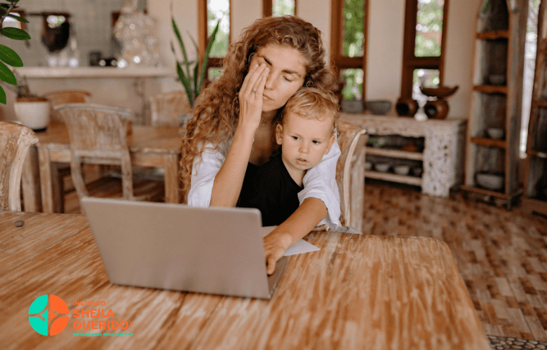 Quando o trabalho chama e o coração fica: a culpa invisível das mães que precisam sair para trabalhar
